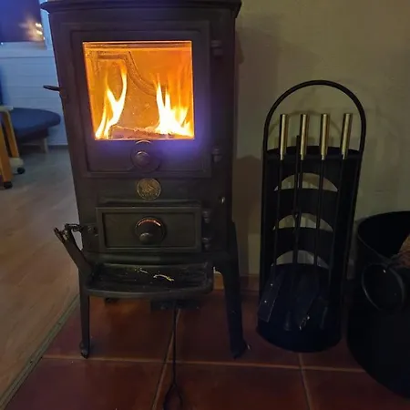 Летний дом Warm And Cozy Cottage, Great Location
