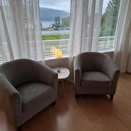 Warm And Cozy Cottage, Great Location